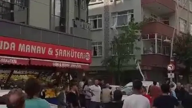 Bahçelievler'de bir apartman dairesinde patlama yaşandı. Olay yerine çok sayıda itfaiye ve sağlık ekibi sevk edildi. Olay yerinde yaralılar olduğu öğrenildi.