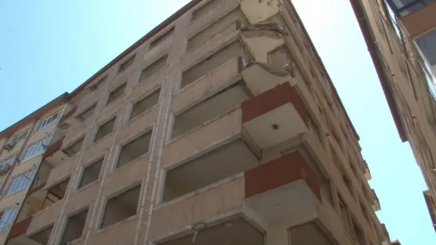 Bahçelievler'de yıkımı yapılan binanın balkonu deprem esnasında çöktü: 1 yaralı