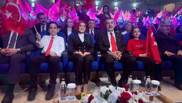 Bakan Tekin ve Bakan Göktaş 'Köklü Geçmişten Güçlü Cumhuriyete' programında öğrencilerin müzikli gösterisini izledi