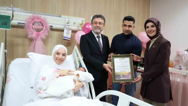 Bakanlar Göktaş ve Yumaklı'dan 'Her Aile 1 Fidan Sevdamız Yeşil Vatan' kampanyası kapsamında yeni doğan bebeklere ziyaret