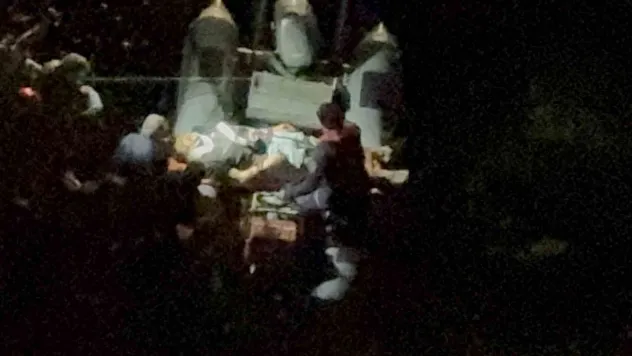 Balık tutarken kayalıklardan denize düşen genç yaralandı