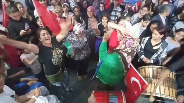 Balıkesir'de Roman vatandaşlar Cumhurbaşkanı Erdoğan'ın zaferini kutladı