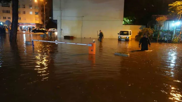 Balıkesir'de sağanak yağış ve lodos hayatı olumsuz etkiledi