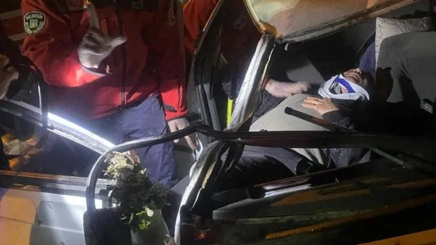 Balıkesir'de tırla ile otomobil çarpıştı, sıkışan sürücüsüyü itfaiye kurtardı