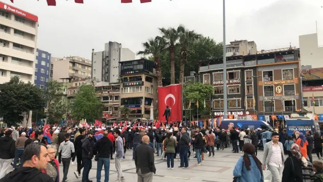 Balıkesir'de vatandaşlar Erdoğan'ın zaferini kutlamaya başladı