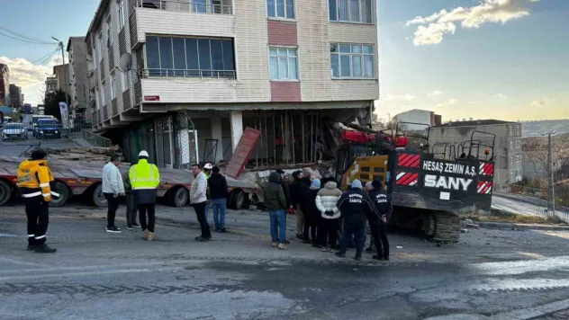 Başakşehir'de binaya saplanan vincin çıkartılma çalışmaları 5 saattir devam ediyor