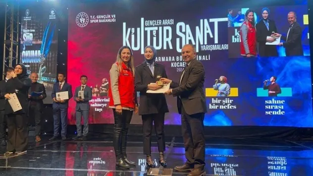 Başarılı genç şiir yarışmasında birinci oldu