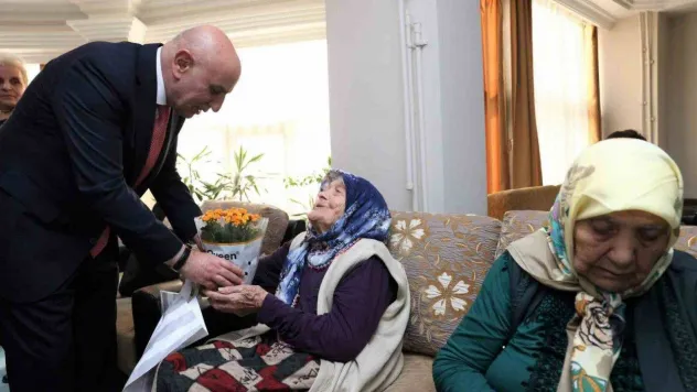 Başkan Altınok, Huzurevindeki anaların dualarını aldı