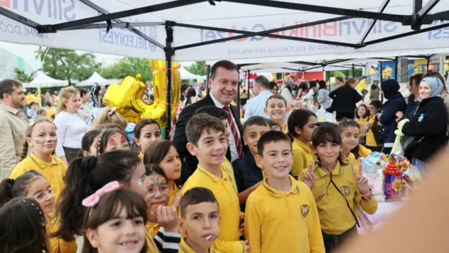 Başkan Balcıoğlu, Sevim Avni Çoğal İlkokulu'nda kermese katıldı