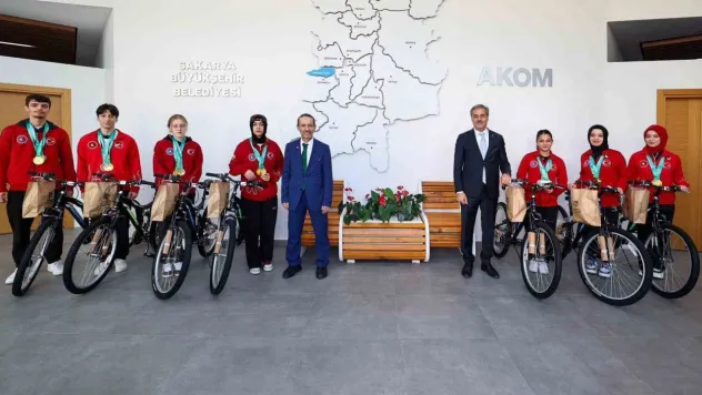 Başkan Yusuf Alemdar Çin'de tarih yazan dünya şampiyonlarını ağırladı