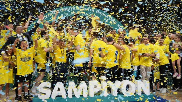 Basketbol Süper Ligi'nde şampiyon Fenerbahçe Beko kupasını aldı