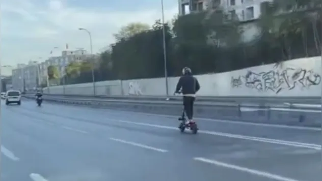 Bayrampaşa'da elektrikli scooter'la tehlikeli yolculuk kamerada