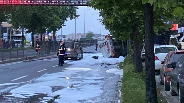 Benzin yüklü tanker kaza yaptı: Patlama riskine karşı D-130 Karayolu trafiğe kapatıldı, evler tahliye edildi