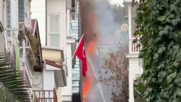 Beşiktaş Arnavutköy Mahallesi'nde 4 katlı ahşap binada yangın çıktı. Bina alevlere teslim olurken, olay yerine çok sayıda itfaiye ekibi sevk edildi.