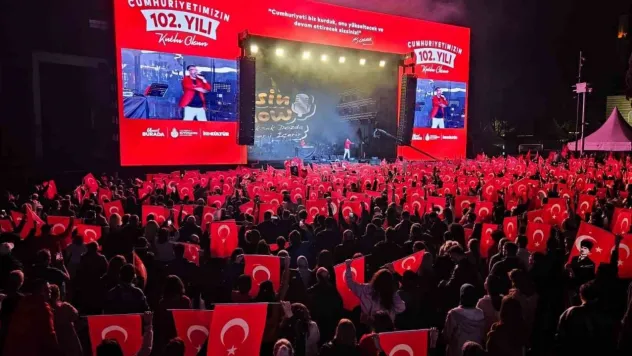 Beşiktaş'ta Cumhuriyet Bayramı kortej yürüyüşü ve konserle kutlandı
