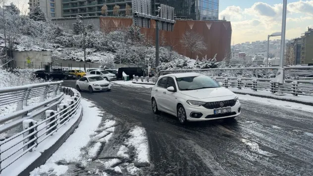Beşiktaş'ta kar yağışı nedeniyle araç yolda kaldı