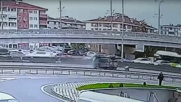 Beton bariyere çarpan otomobil devrilip sürüklendi, kaza anı kamerada