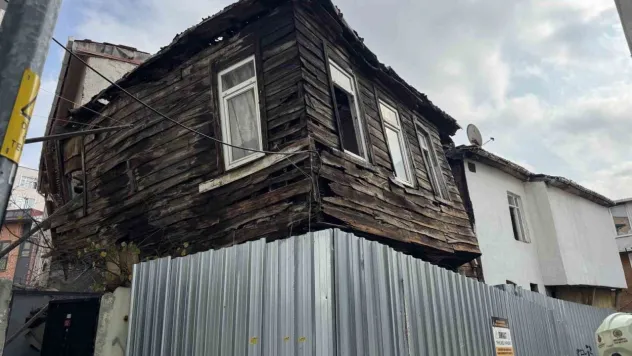 Beyoğlu'nda ahşap binada kısmi çökme: 2 bina tahliye edildi