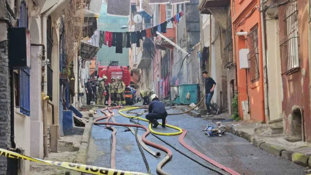 Beyoğlu'nda yangında can pazarı: Binalardan alevler yükseldi, içeride mahsur kalanlar oldu