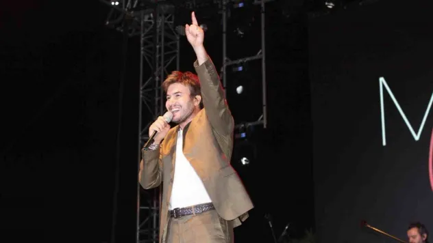 Bilecik'te Mustafa Ceceli ve Öykü Gürman rüzgarı esti