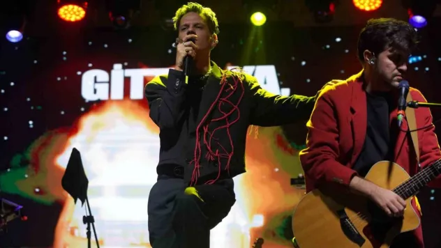 Bilecik'te sağanak yağışa rağmen binlerce kişi Madrigal konseriyle coştu