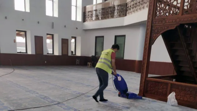 Bir yandan cami temizleyip diğer yandan huzurevi sakinlerinin yüzlerini güldürdüler