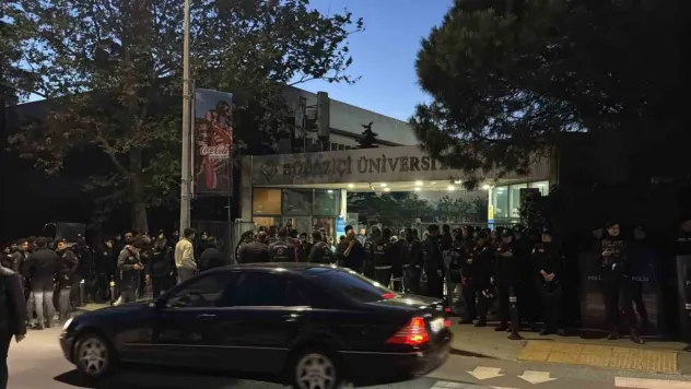 Boğaziçi Üniversitesi'nde göstericiler polise saldırdı: 13 polis yaralandı, 97 gözaltı