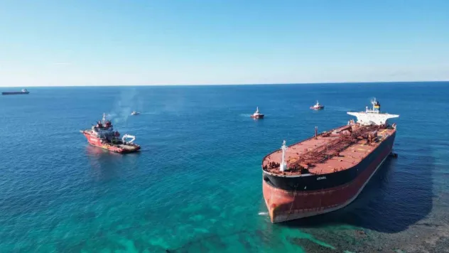 Bozcaada'da karaya oturan tankerin kurtarma çalışmaları dron ile görüntülendi