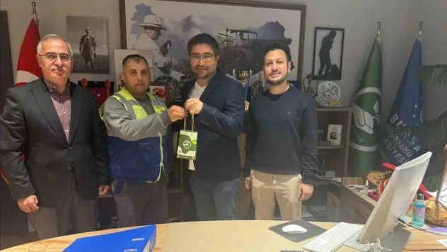 Bulduğu altın dolu çantayı polise teslim etti