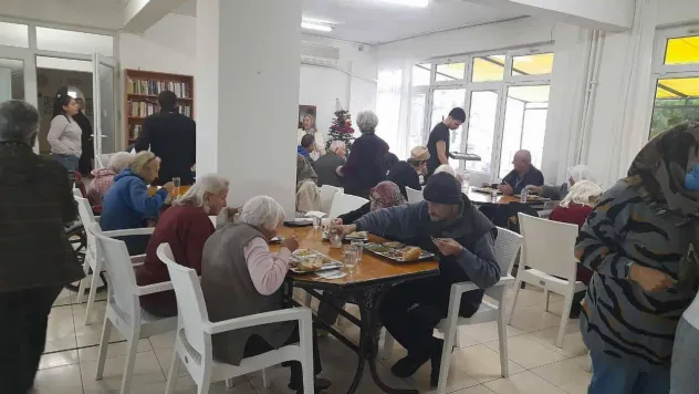 Burhaniye'de kursiyerler huzurevinde yemek verdi