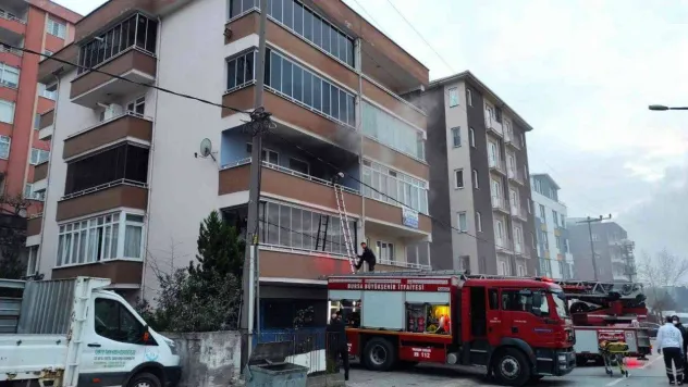 Bursa'da evini ateşe veren kadını itfaiye kurtardı