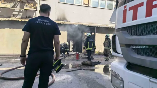 Bursa'da mobilya fabrikası alev alev yandı