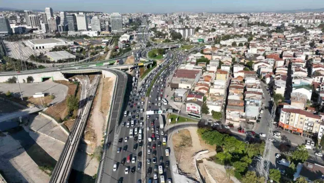 Bursa'da okulların ilk günü trafikte yoğunluk yaşanmadı