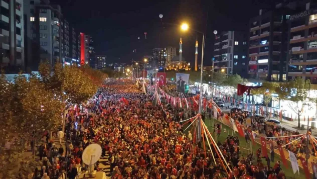 Bursa'da onbinlerce kişi Cumhuriyet coşkusuna ortak oldu