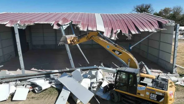 Bursa'da tarım arazilerindeki kaçak yapılar yıkılıyor