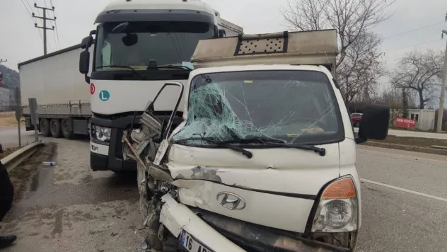Bursa'da TIR ile kamyonet çarpıştı, sıkışan yolcuyu itfaiye kurtardı