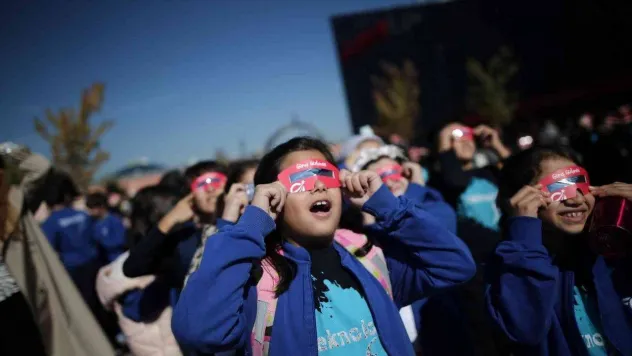 Bursa'da yüzlerce öğrenci güneş tutulması izledi