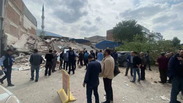 Bursa merkez Yıldırım ilçesi Anadolu Mahallesi Karlıdağ Caddesi'nde kullanılmayan 4 katlı bina yıkım sırasında bir anda çöktü. Bölgeye çok sayıda sağlık, polis, itfaiye ve AFAD ekipleri sevk edildi. Ekipler enkaz altında biri olmasına karşın arama çalışma