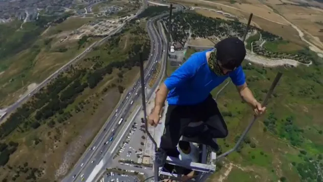 Büyükçekmece'de 230 metrelik televizyon kulesinin tepesine tırmandı, video çekti