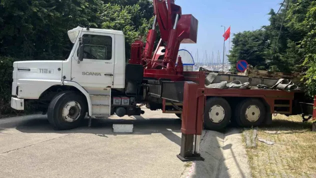 Büyükçekmece'de Cep Yat Limanı'na yapılan kaçak yapıların yıkımı işletme sahibi tarafından engellendi