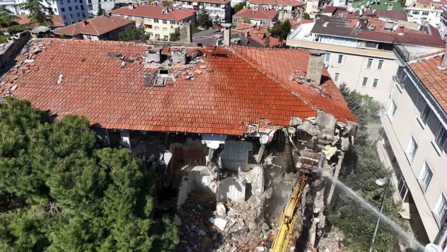 Büyükçekmece'de depremde yıkılma riski taşıyan 35 daire yıkıldı