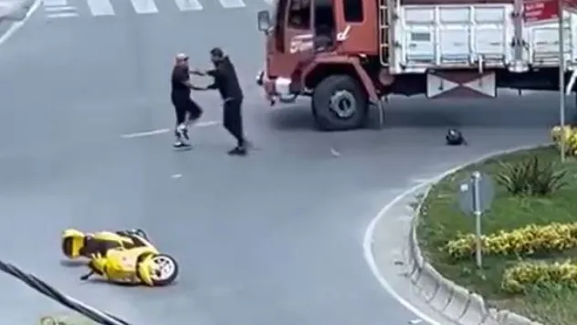 Büyükçekmece'de kazadan sorumlu tuttuğu kamyon şoförünün kafasına kaskıyla vurdu