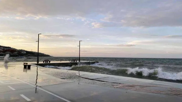Büyükçekmece'de lodos nedeniyle denizde dev dalgalar oluştu