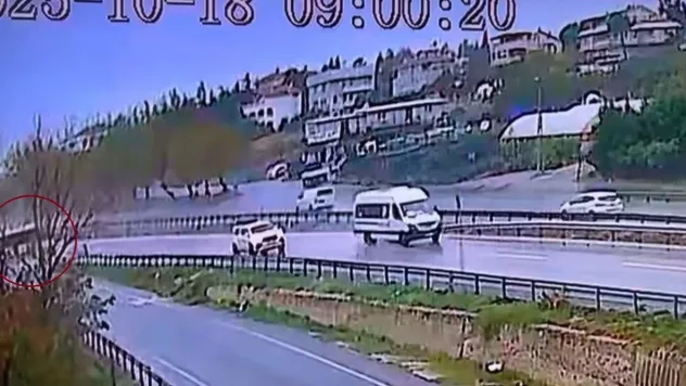 Büyükçekmece'de yağmur nedeniyle kayan otobüs yoldan çıktı