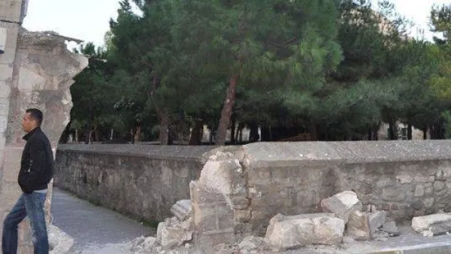 Cami duvarına tosladılar