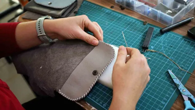 Camili SAMEK'te bir ilk: Deri aksesuarları dersi başladı