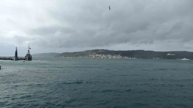 Çanakkale Boğazı fırtına nedeniyle trafiğe kapandı