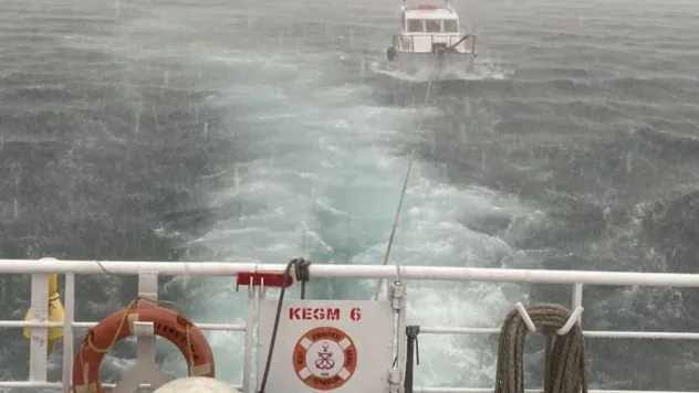 Çanakkale Boğazı'nda makine arızası yaparak sürüklenen tekne kurtarıldı