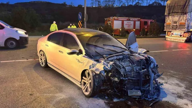 Çanakkale'de iki otomobil çarpıştı: 5 kişi yaralandı
