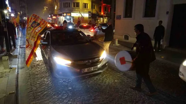 Çanakkale'de taraftarlardan davul zurnalı kutlama